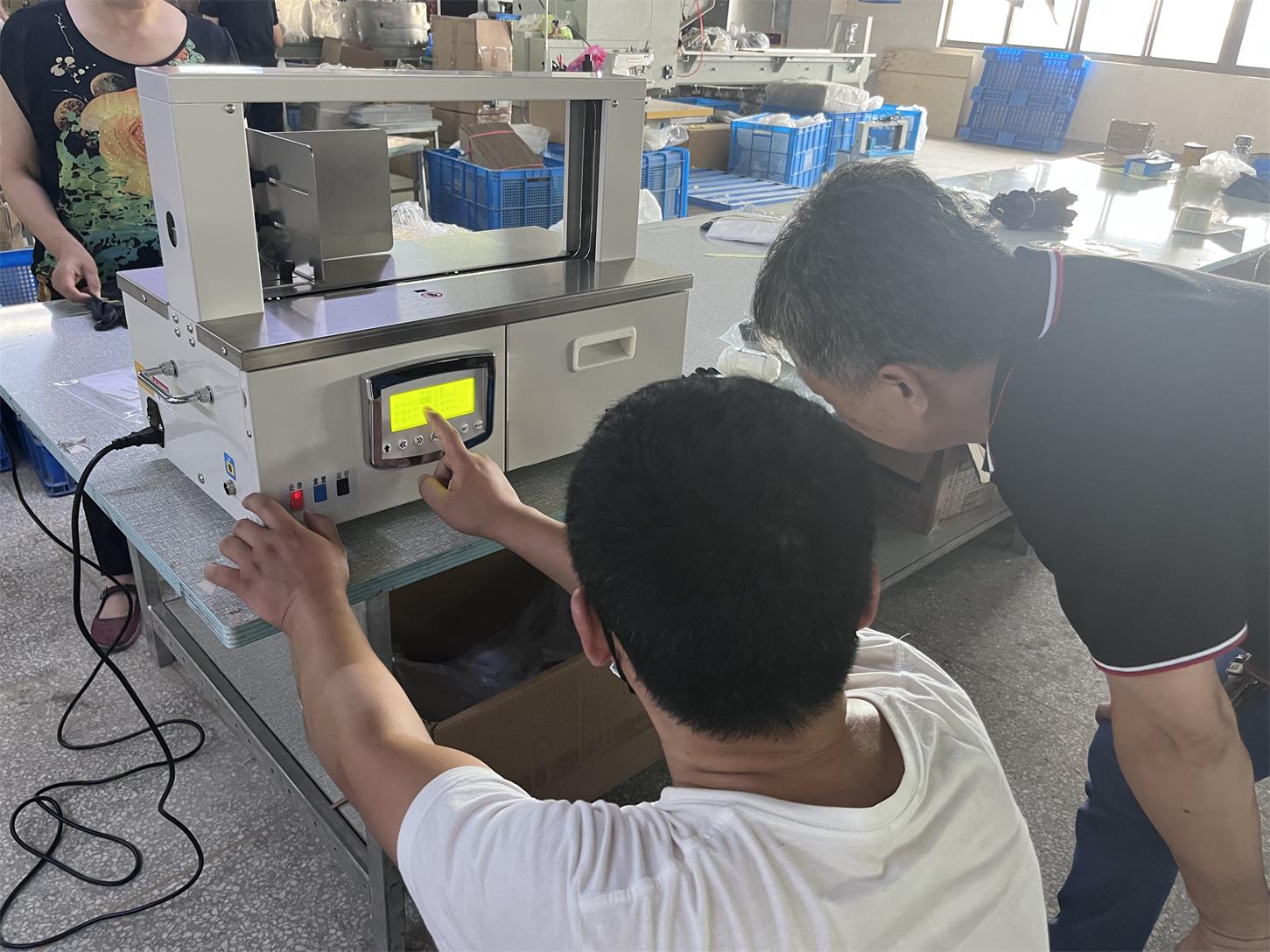 旭田售后工程師與企業(yè)講解產品使用注意事項